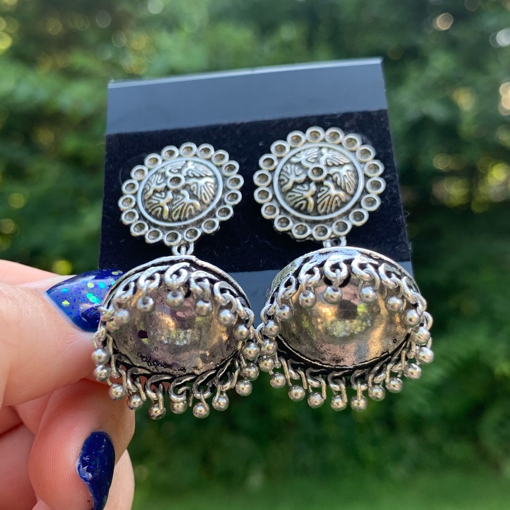 NWT Engraved Metal Fringe Shaker Earrings - Picture 3 of 6